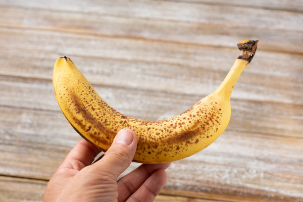 手持熟香蕉图片下载