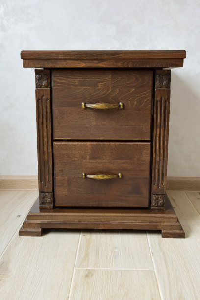 装饰性的棕色木制床头柜两个抽屉靠墙。前视图图片下载