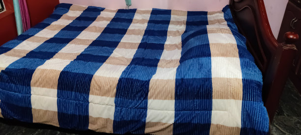 床毯和床在卧室内部图片下载