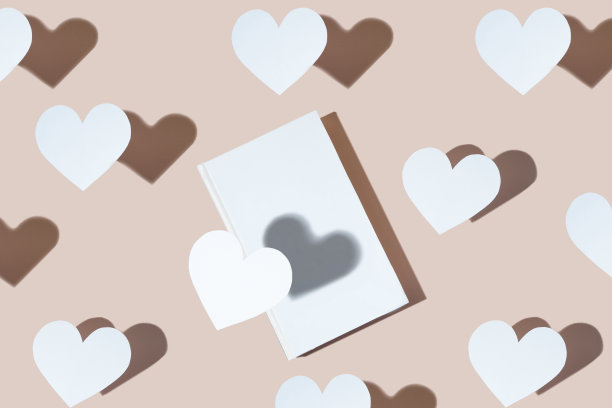 创意图案从可爱的纸心和白色封面书粉红色的背景。现代的照片。概念国家图书爱好者日。宗教节日快乐。浪漫,爱讲故事。本空间图片下载