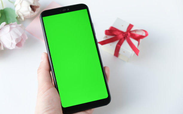 一个女人在用绿屏手机图片下载