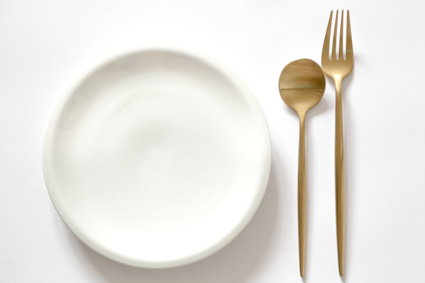 白色的盘子和金色的餐具图片下载