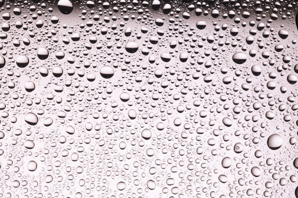 丙烯酸表面的水滴呈灰色渐变。图片下载