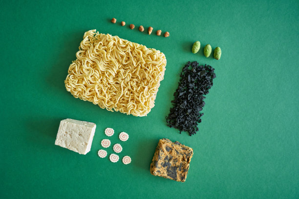 概念拉面汤的配料面条、鸡蛋、水藻、豆腐、绿豆肉图片下载