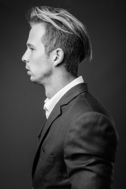 年轻英俊的商人穿着黑白西装图片下载