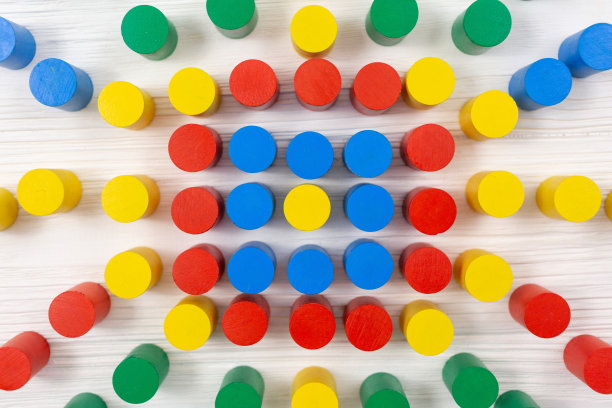 在白色的桌子上为孩子们准备了五颜六色的玩具花和木块。幼儿园、学前班或日托班的游戏。教育，回到学校的观念。关闭模式图片下载