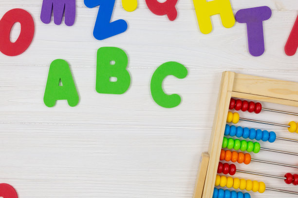 木制彩色算盘木制背景。回到学校，接受教育。幼儿园计算工具，学前班图片下载