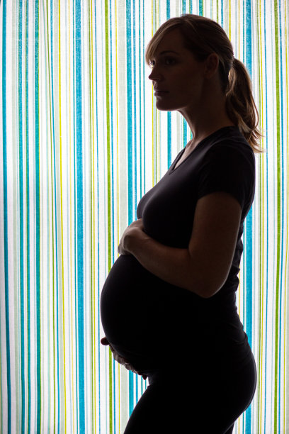 怀孕36周的条纹窗帘图片下载