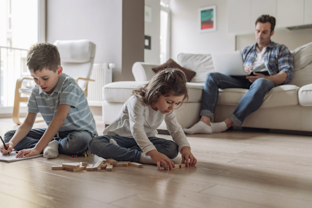 在家里工作图片下载