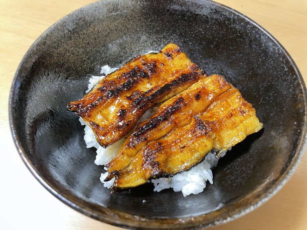 在日本，人们习惯在炎热的夏天吃鳗鱼，并拍下鳗鱼在木炭上烧烤的照片。图片下载