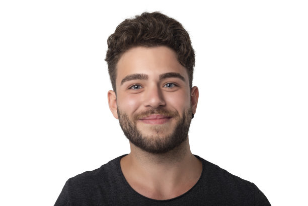 年轻人微笑着看着相机。图片下载