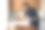 年轻的职业女厨师正在她的轻现代厨房里准备美味的蛋糕图片下载