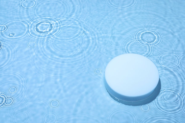 空的白色圆形讲台上透明的蓝色水背景与复制空间图片下载