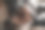 年轻的专业工人正在机库里烤咖啡图片下载