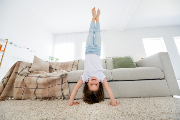 照片上是一个穿着白色t恤，站着，头，胳膊，手，教练，室内房间，家里图片下载