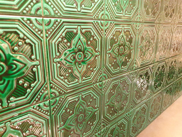 照片的绿色小瓷砖与花卉图案。图片下载