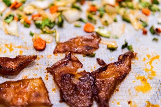 素食食物替代培根在托盘干燥脱水腌制年轻的泰国椰子肉在香料和蔬菜作为生素食图片下载