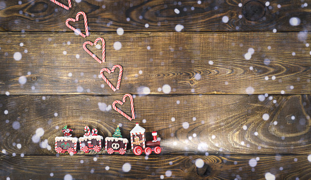 棕色木制背景上的圣诞玩具火车图片下载