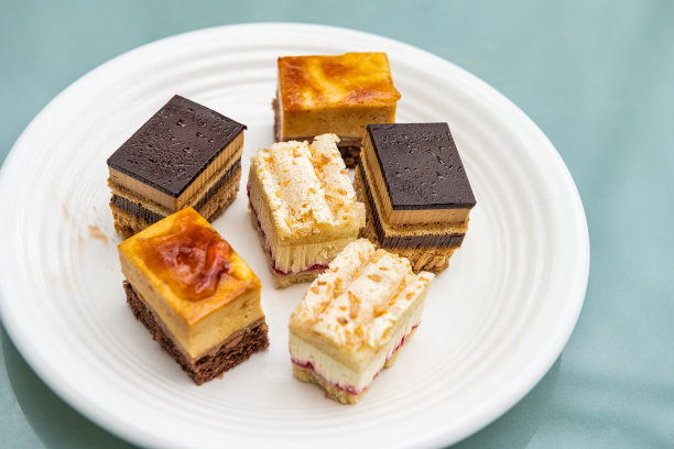 六块传统的法国蛋糕，以咖啡、歌剧、覆盆子和巧克力糕点店在法国购买手工制作图片下载