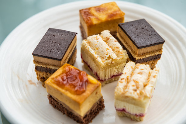 一口大小的法国蛋糕片与咖啡歌剧，覆盆子和巧克力糕点商店购买的法国手工制作图片下载