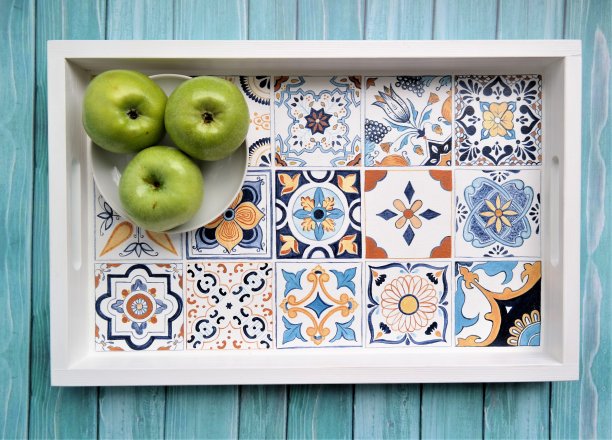 配有手绘装饰的早餐托盘图片下载