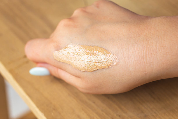 滋润霜质地的妇女的手图片下载