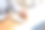 特写的女商人手与智能手机白屏和笔记本电脑键盘放在办公室。图片下载