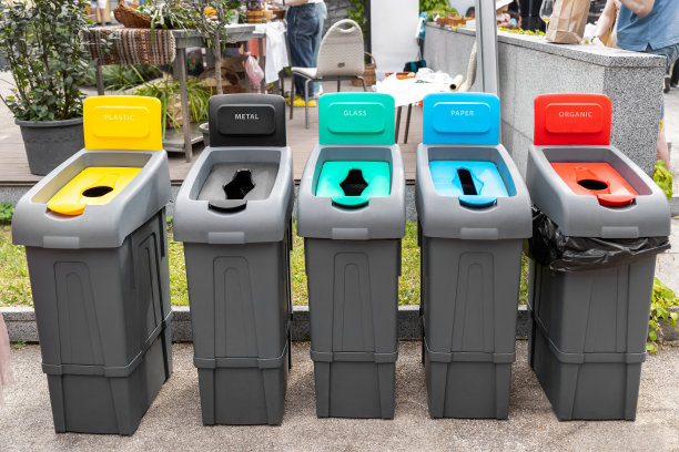 在城市的户外街道上，一排排不同颜色的塑料垃圾桶，用于垃圾分类和回收。环境保护和自然污染危害防治理念图片下载