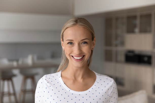 一个微笑的年轻女子的头像看着相机图片下载