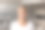一个微笑的年轻女子的头像看着相机图片下载