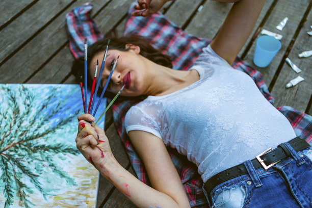 女艺术家和她的画笔图片下载