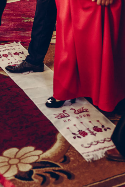 在登记处举行的婚礼，特写的戒指，新娘的誓言和结婚戒指。图片下载