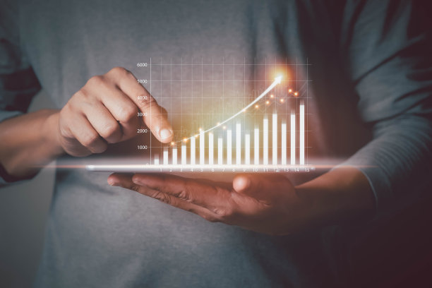 分析投资策略数据在线连接技术。商人手持平板显示图表增长股票全息图和图表，外汇图表。商业金融和市场交易概念。图片下载