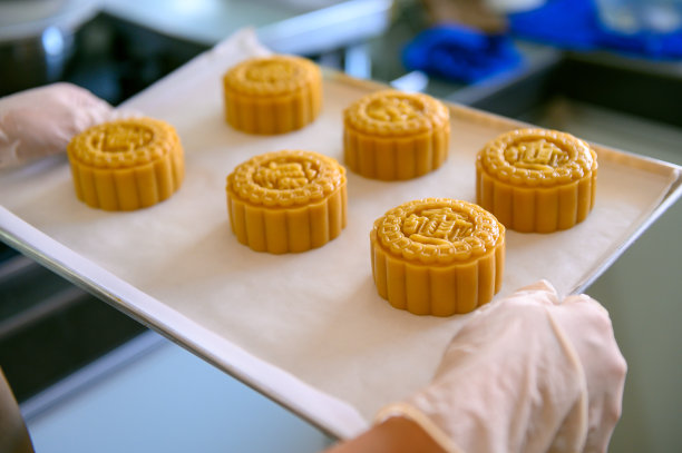 准备烤的中国月饼图片下载
