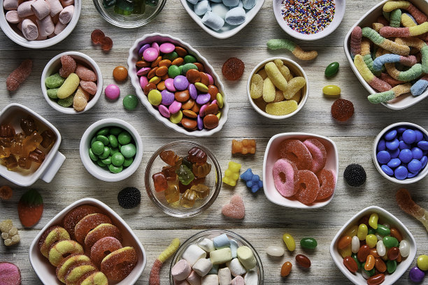 俯视图的彩色软糖，棒棒糖，糖果和棉花糖的品种。图片下载