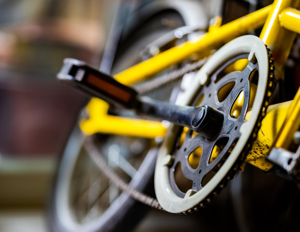 金属自行车链条的特写镜头图片下载