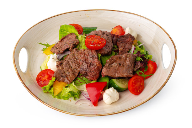 木桌上放着牛肉片和蔬菜沙拉图片下载