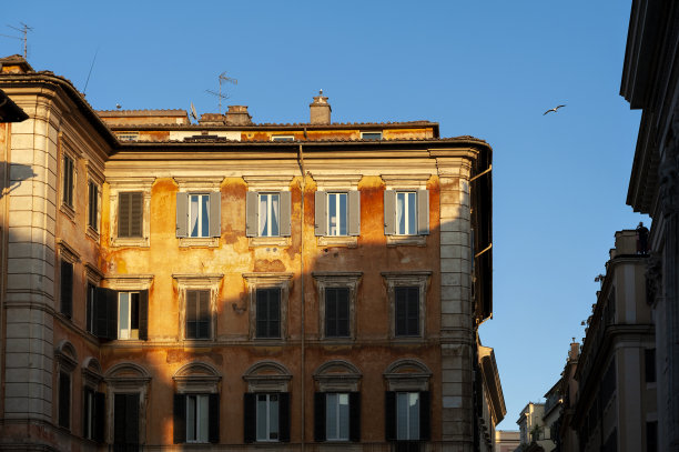 意大利罗马哈德良神庙附近Pietra广场的古老建筑，背景是蓝天图片下载