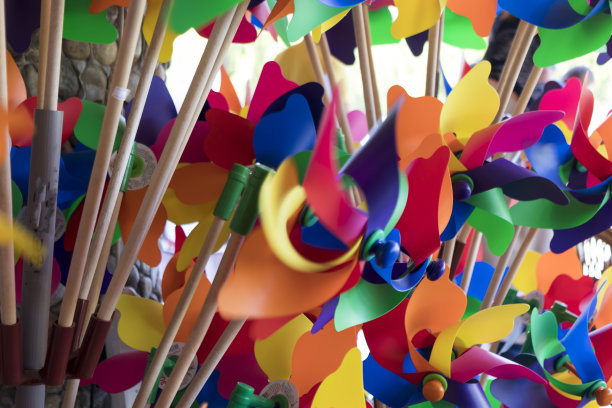 风向标风车玩具，五彩背景。图片下载