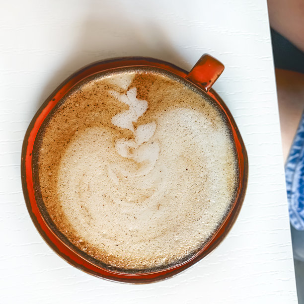 卡布奇诺放在白色的桌子上，生活方式图片下载