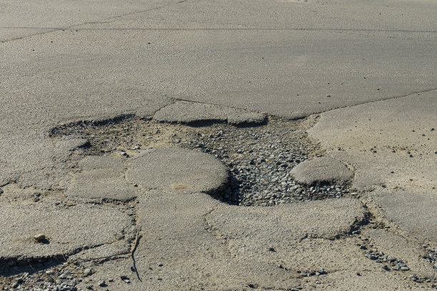城市道路沥青路面有危险沟渠图片下载