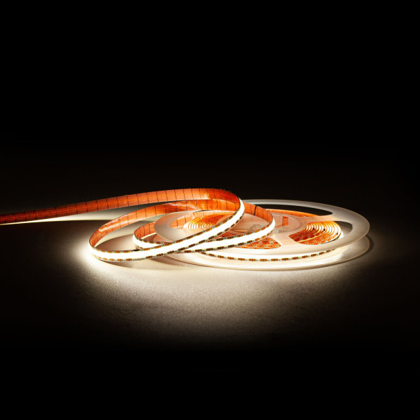 发光的led带卷在黑色黑暗的背景图片下载