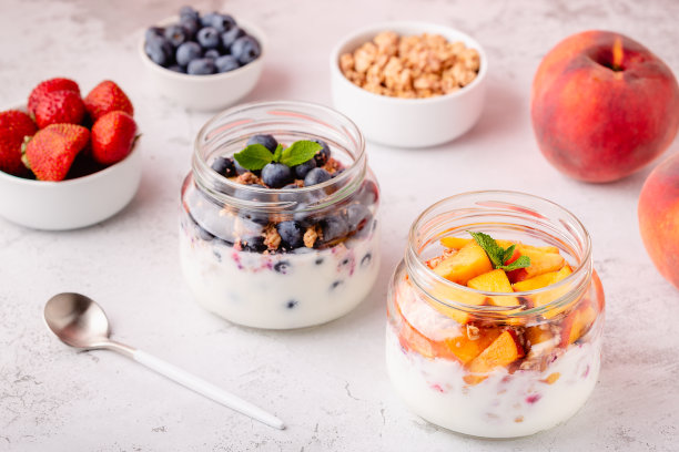 健康早餐：玻璃罐装的格兰诺拉麦片、酸奶和水果图片下载