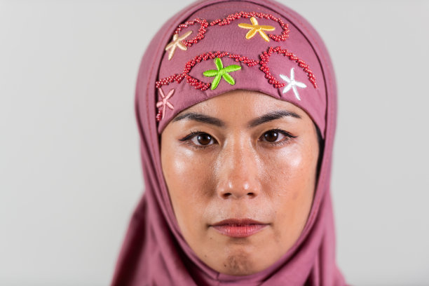 严肃的中年亚洲穆斯林妇女看着镜头图片下载