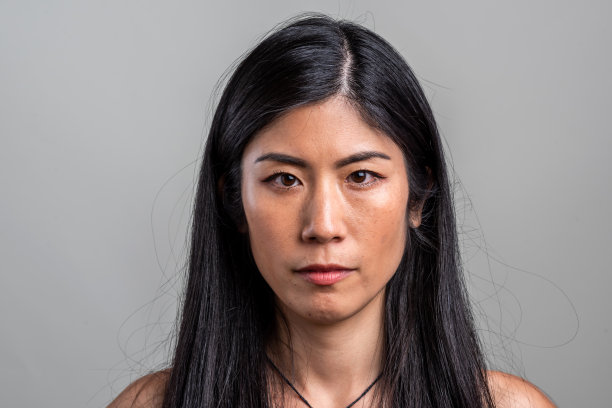 严肃的亚洲中年女性看着镜头图片下载