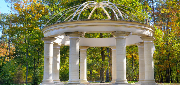 城市公园里的白色石头露台。宽的照片。图片下载