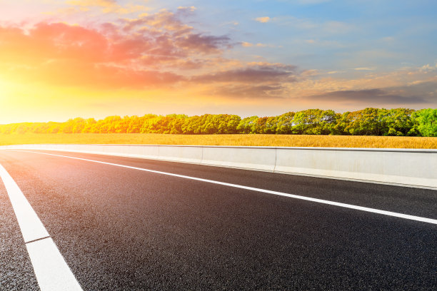 日出时，空旷的道路和成熟的麦田。图片下载