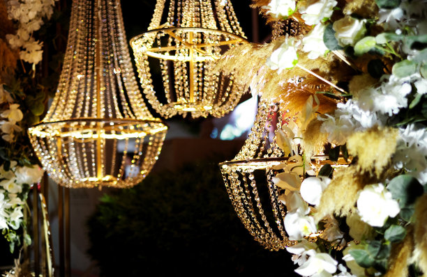 婚礼装饰。用于婚礼和宴会的装饰。节日的餐桌布置。婚礼照片区图片下载