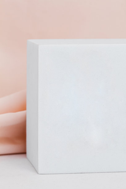 白色立方体平台特写，背景是奶油色的布图片下载