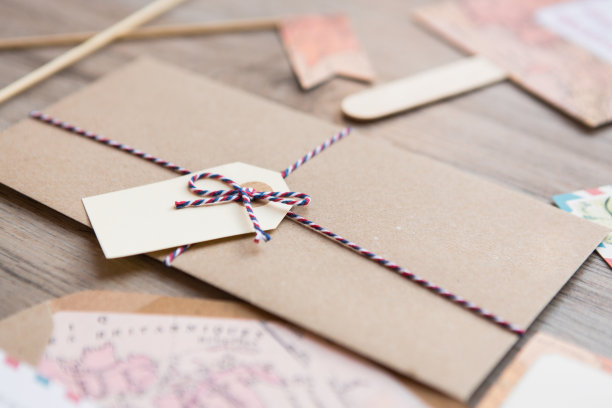 有标签的漂亮的硬纸板信封的细节。图片下载